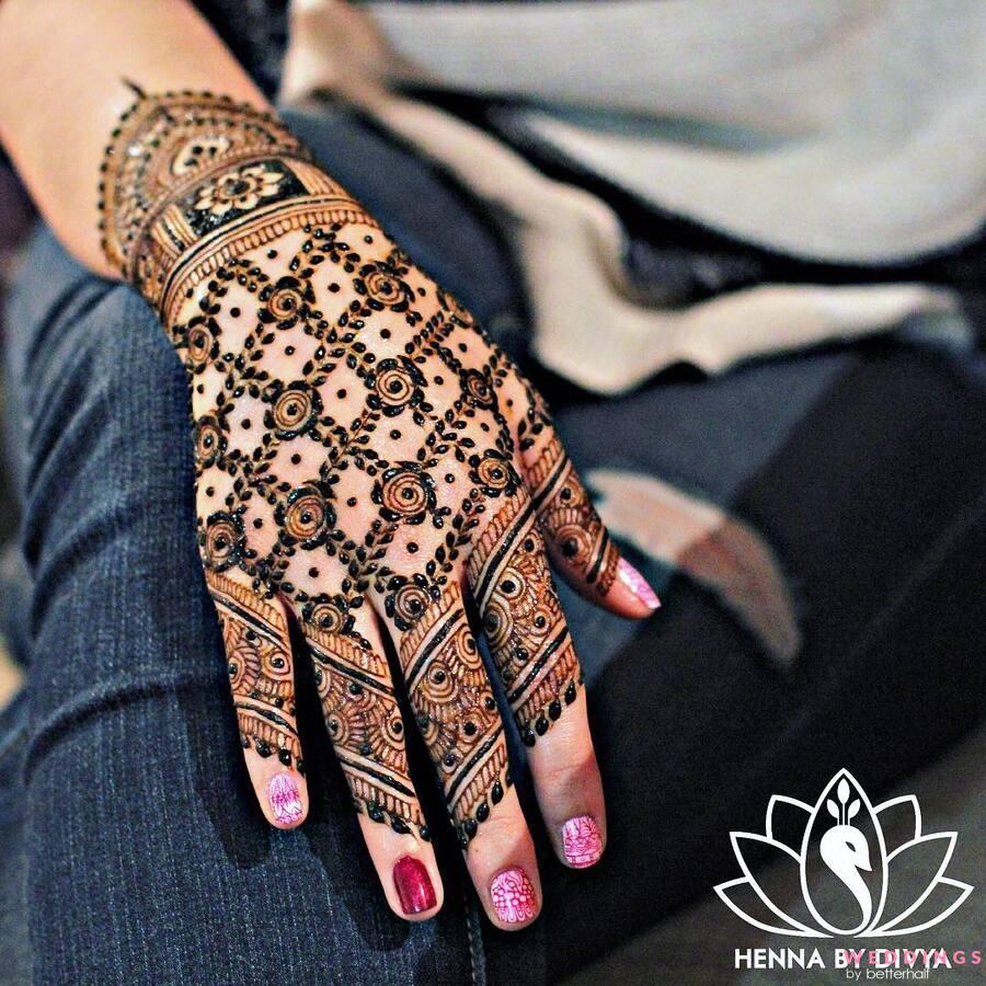 Photo of short henna mehndi design for back hand