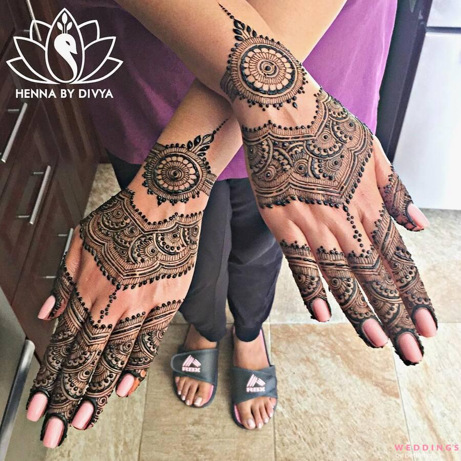 Photo of simple short mehndi design for backhand