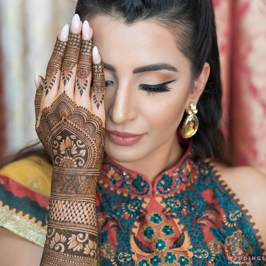 Photo of beautiful floral henna back hand mehndi design