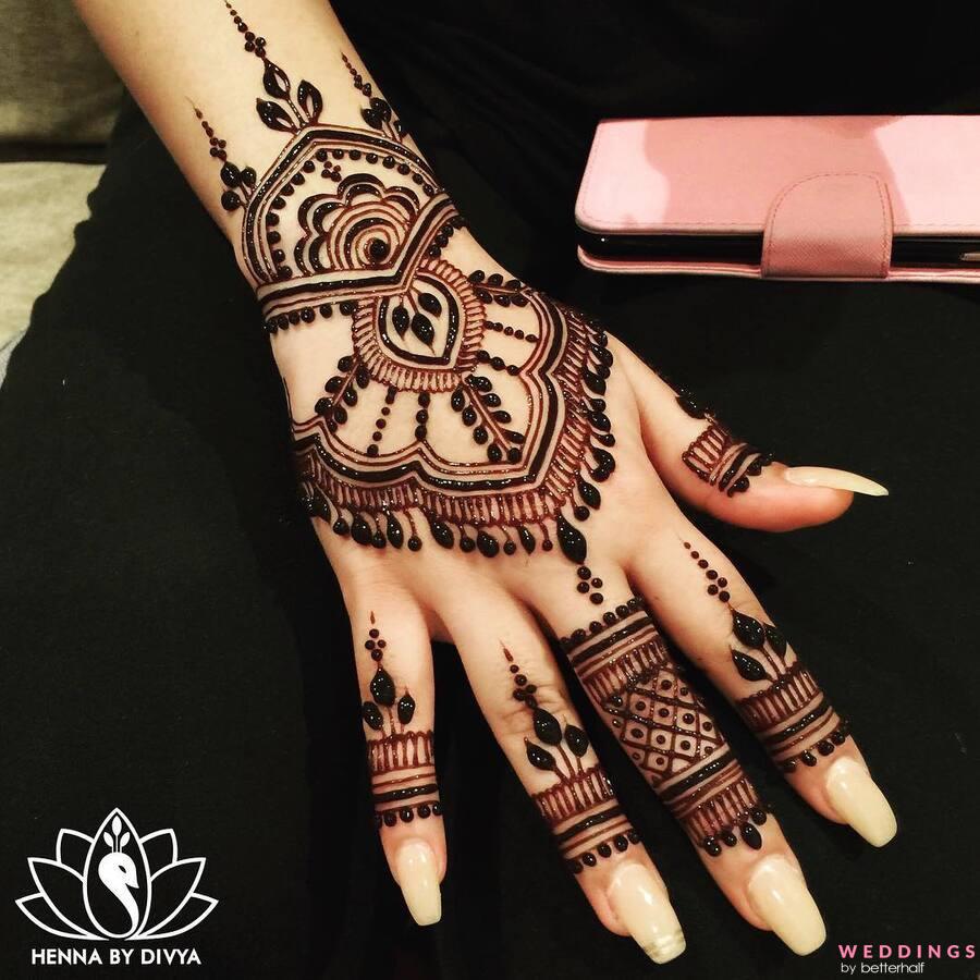 Photo of easy & unique minimalist back hand mehndi design