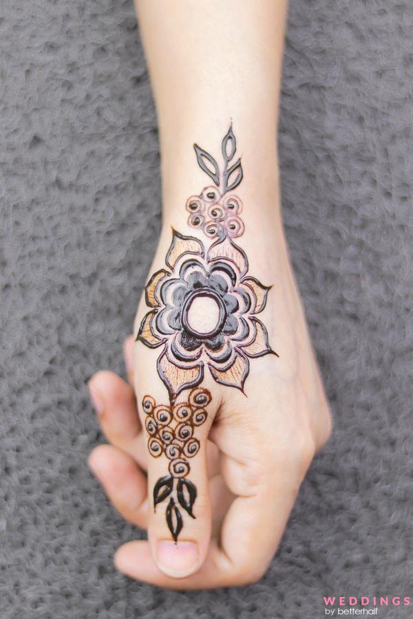 Photo of simple lotus mehndi design on back hand