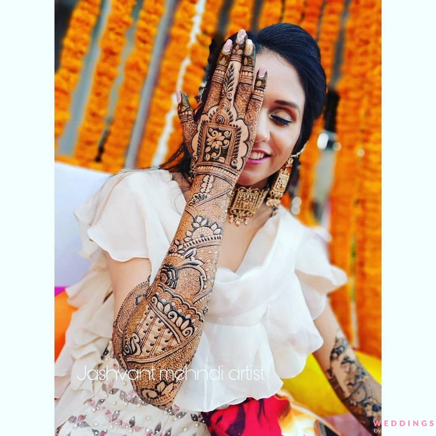 Photo of 3D bridal mehndi design on back hand