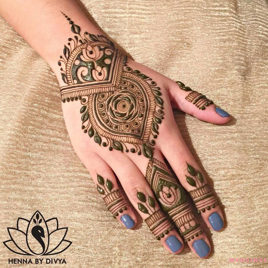 Photo of simple mehndi design for the brides backhand