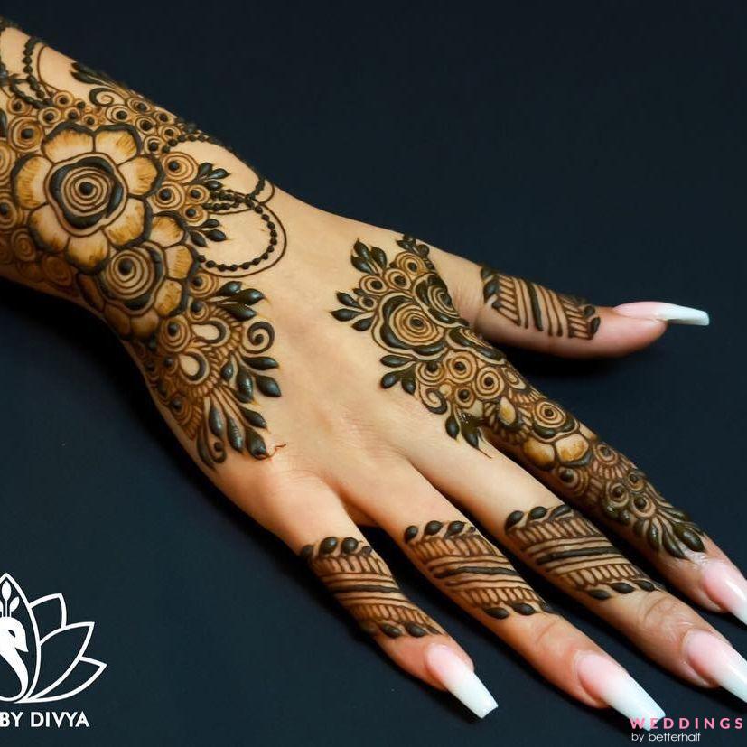 Photo of back hand minimalist floral mehndi design