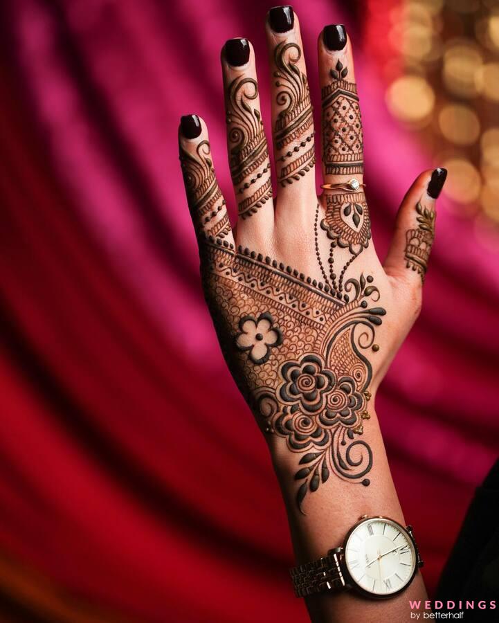 Photo of latest minimalist floral mehndi design on back hand