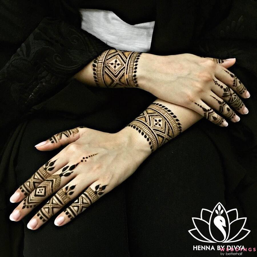 Photo of simple henna tattoo design for backhand