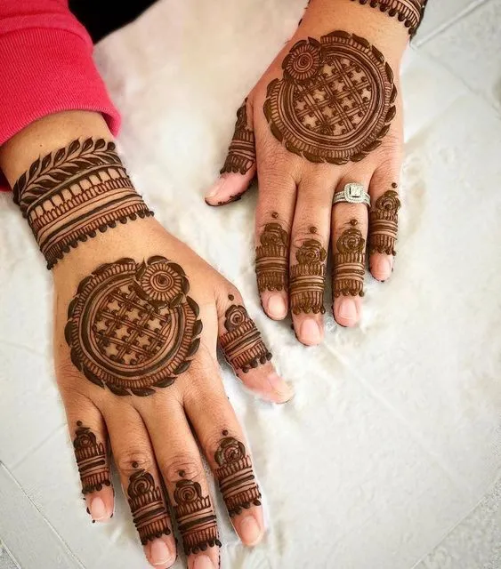Minmalitic Mehndi Design on Backhand Photo of Minmalitic Mehndi Design on Backhand