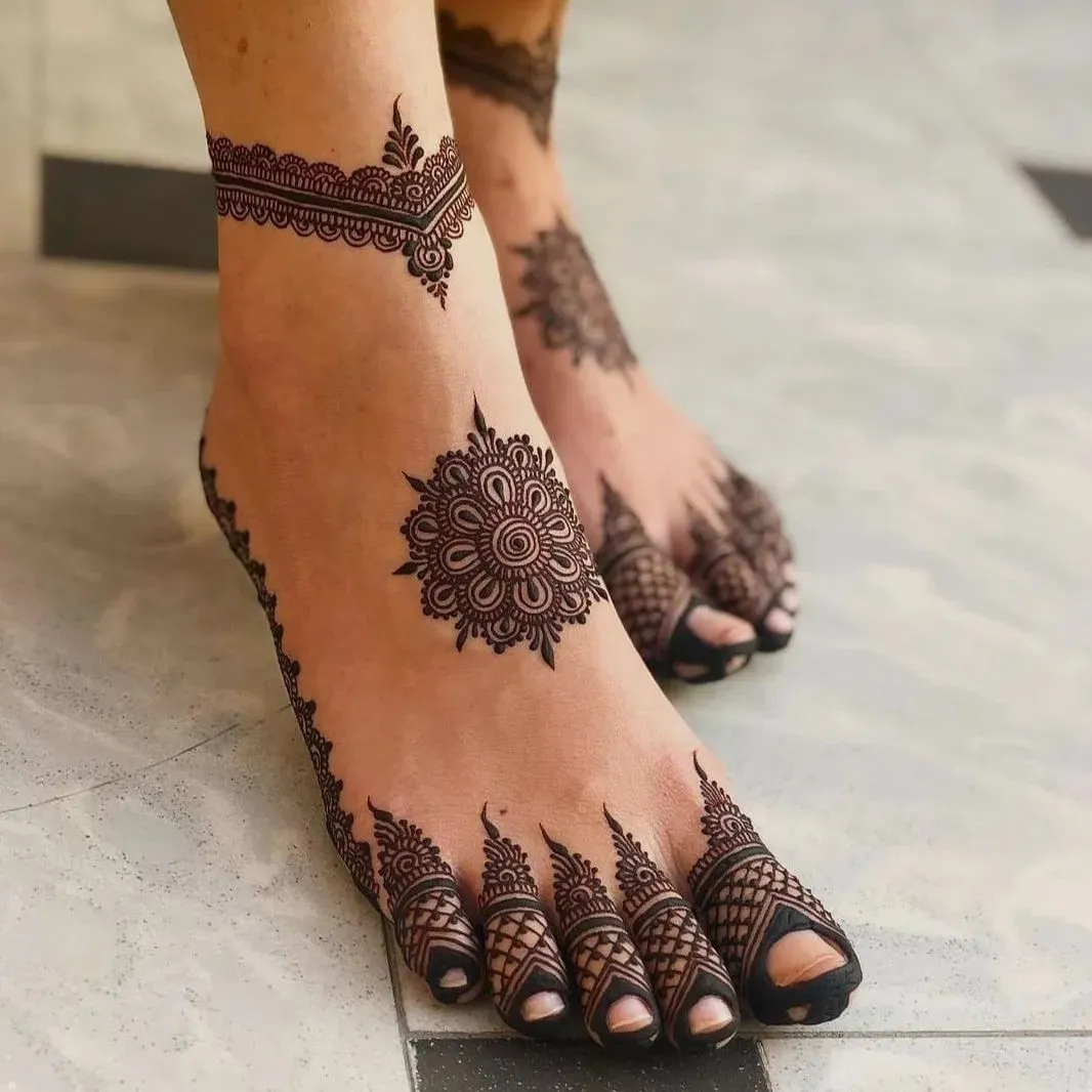 Minimalistic Mandala Mehendi Design for Feet Photo of Minimalistic Mandala Mehendi Design for Feet