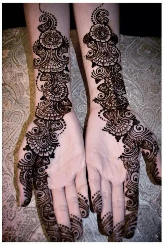 Lengthy Arabic Mehndi Photo of Lengthy Arabic Mehndi