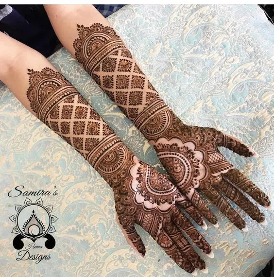 photo of Symmetrical Arabic Henna Pattern