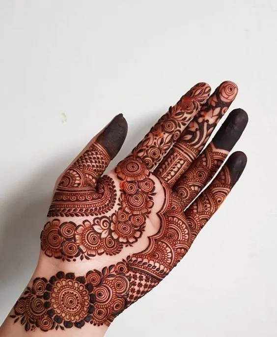 photo of Flowing Henna Pattern with Fine Work