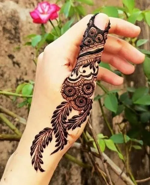 photo of Minimal Thumb Mehndi Design