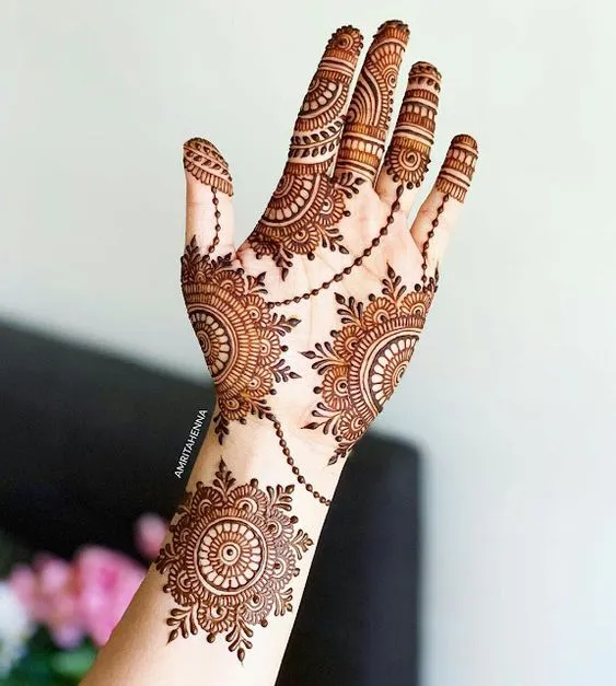 photo of Jewellery-Inspired Wedding Guest Mehndi Design