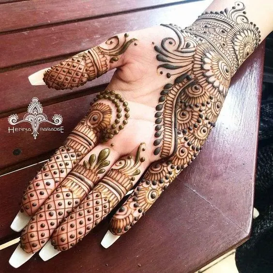 photo of Criss-Cross and Dots Artsy Arabic Mehndi