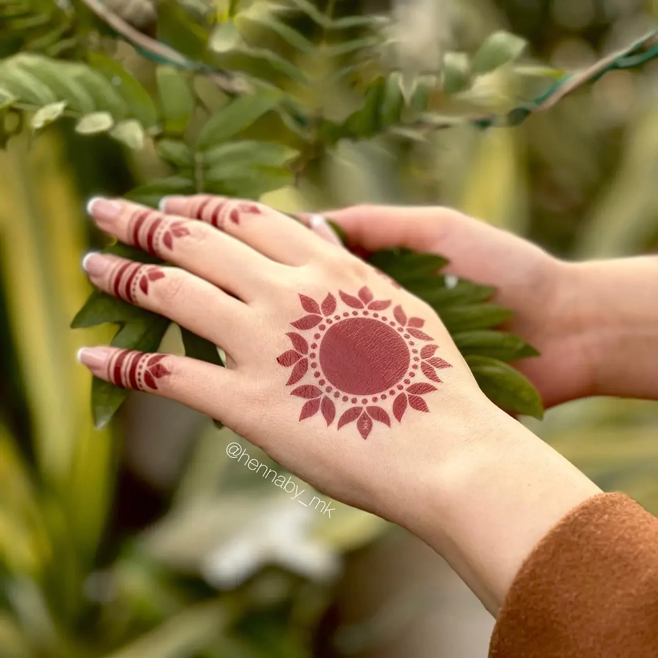 Photo of A Modern And Easy Back Hand Design