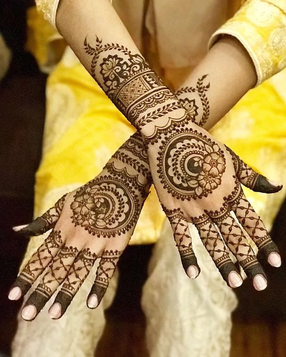 Photo of Mandala Mehndi Design For Back Hand