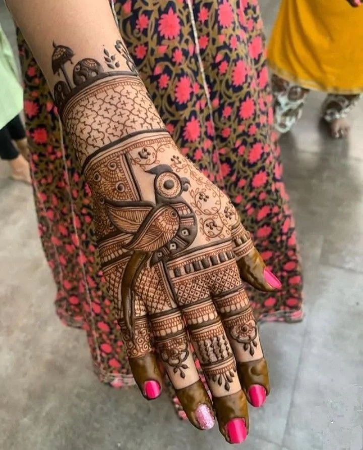 Photo of Bird-Inspired Mehndi Pattern