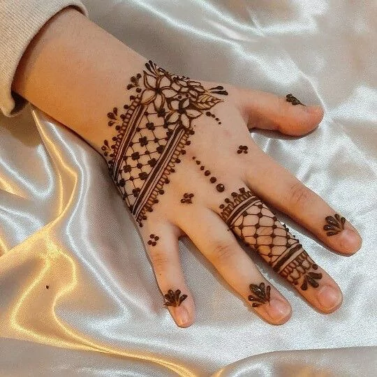 Photo of Minimal Mehndi Design For Kids