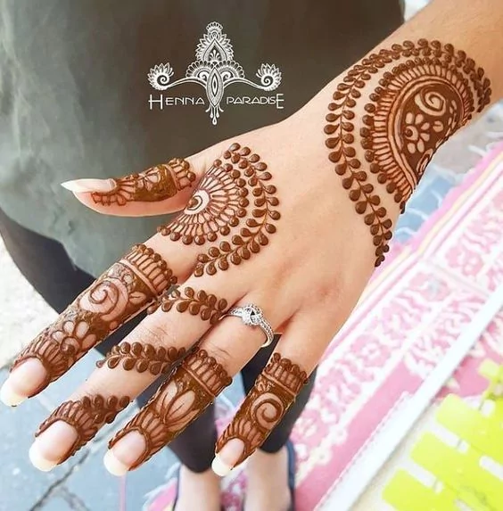 Photo of elegant stylish back hand mehndi design
