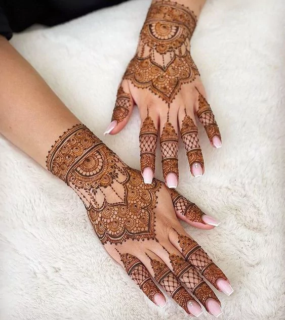 Photo of A Graceful Bridal Back Hand Design