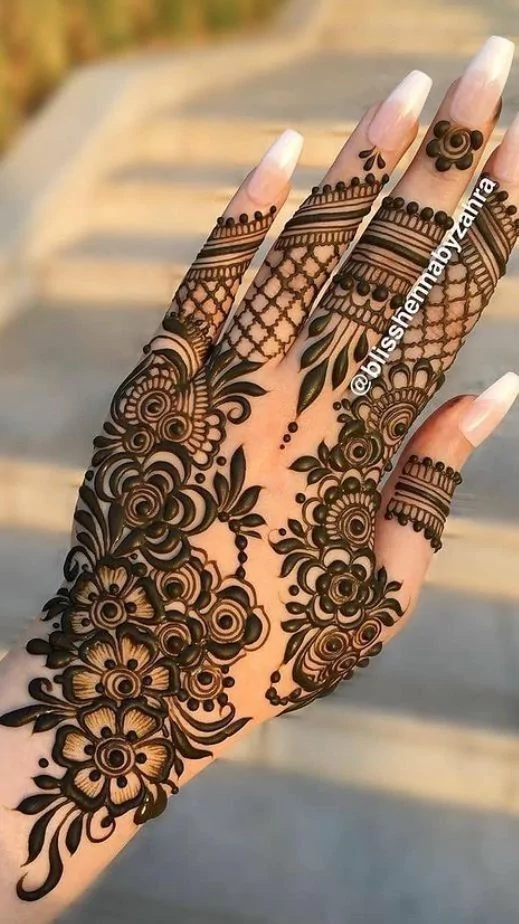 Photo of An Intricate Party-Ready Khafif Mehndi Design