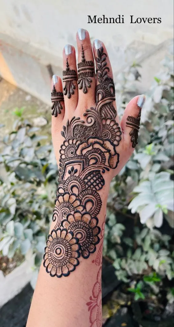 Elegant Arabic Mehndi Photo of Elegant Arabic Mehndi