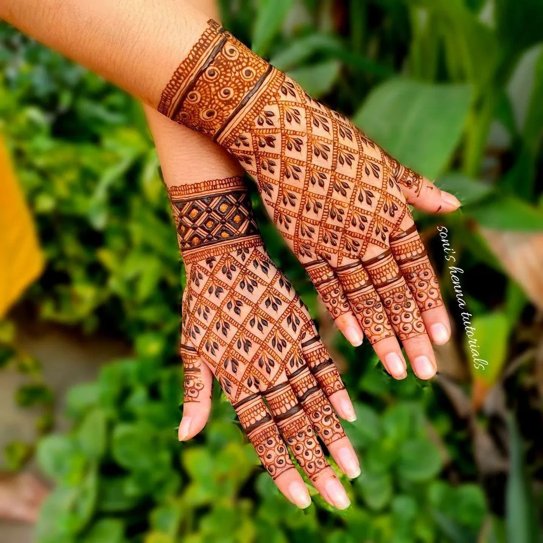 Lattice Geometric Mehndi Art Photo of Lattice Geometric Mehndi Art