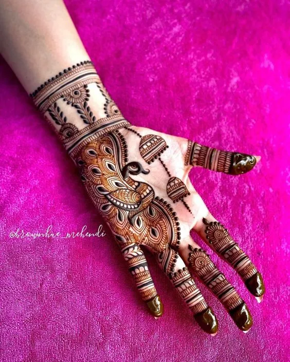 Trending Minimal Front Hand Design Photo of Trending Minimal Front Hand Design