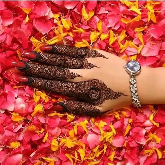Enchanting Bridal Finger Mehndi Design Photo of Enchanting Bridal Finger Mehndi Design