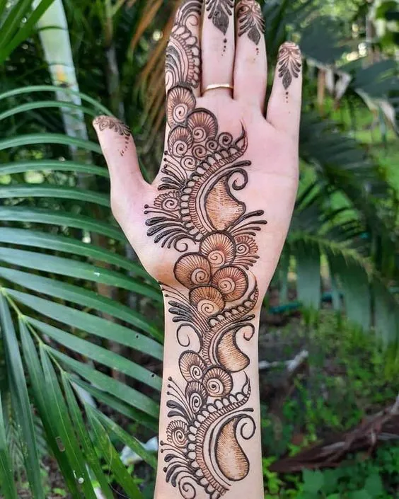 Elegant Paisley Henna Patterns Photo of Elegant Paisley Henna Patterns