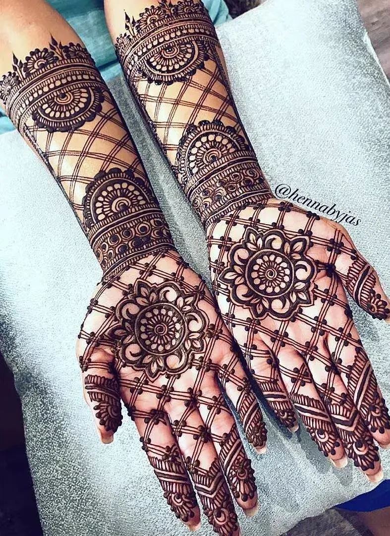 Simple Jaali-Inspired Mehndi Design Photo of Simple Jaali-Inspired Mehndi Design
