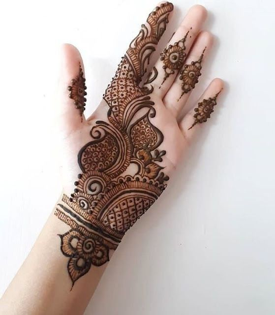 Arabic Front Hand Mehndi for Bridesmaids Photo of Arabic Front Hand Mehndi for Bridesmaids