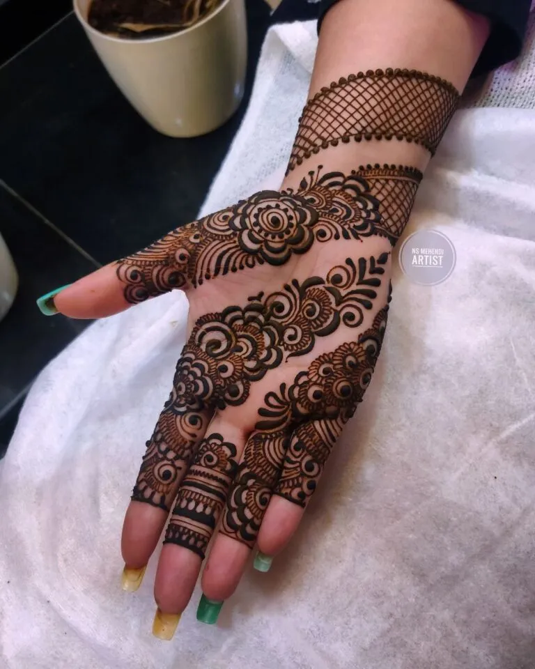 Photo of floral front hand mehndi design