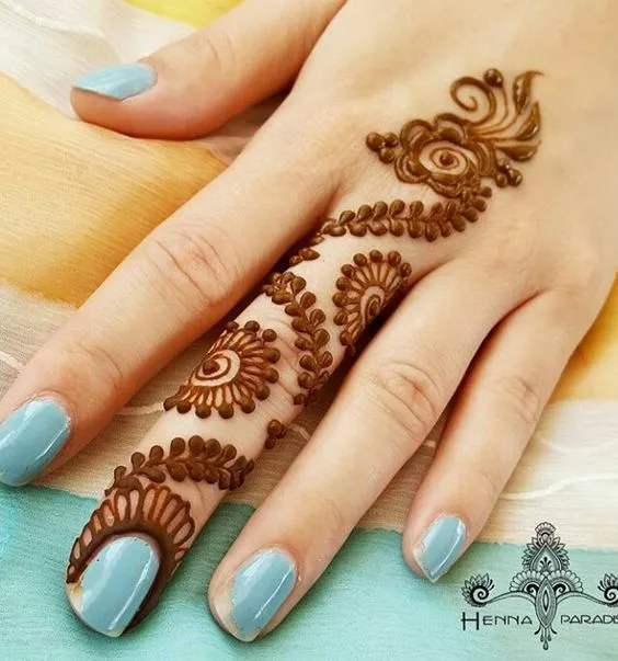 Photo of  Striking One Finger Mehandi Design on back side