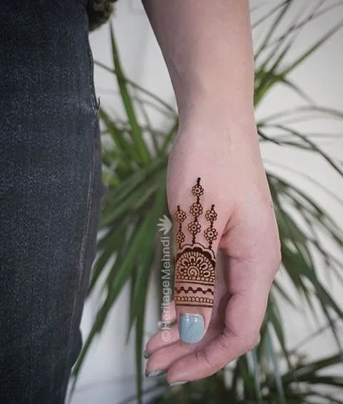 Photo of thumb finger mehndi design for girl