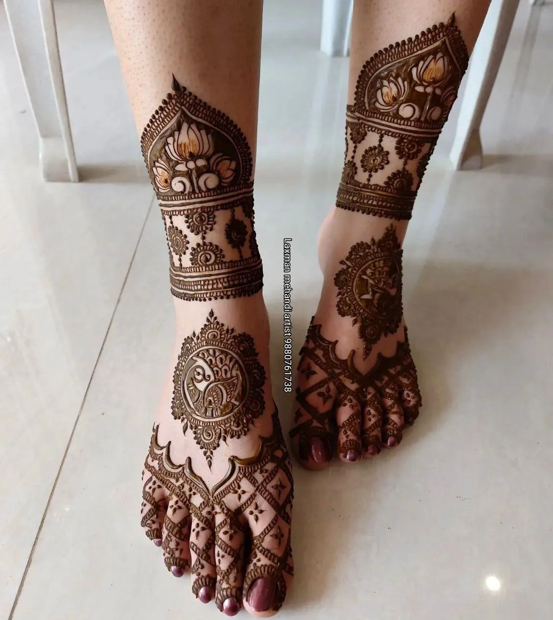 Photo of Jaali Pattern mehndi design on both legs and finger