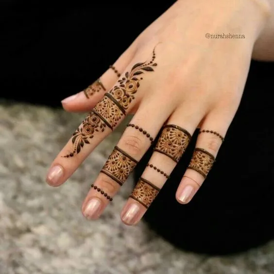 Photo of Aesthetic Floral Mehendi Design for back fingers