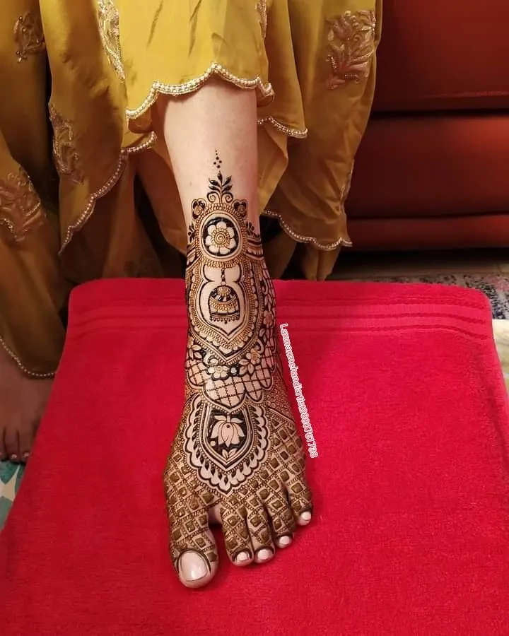 Photo of Geometric Toe to finger Mehandi Design