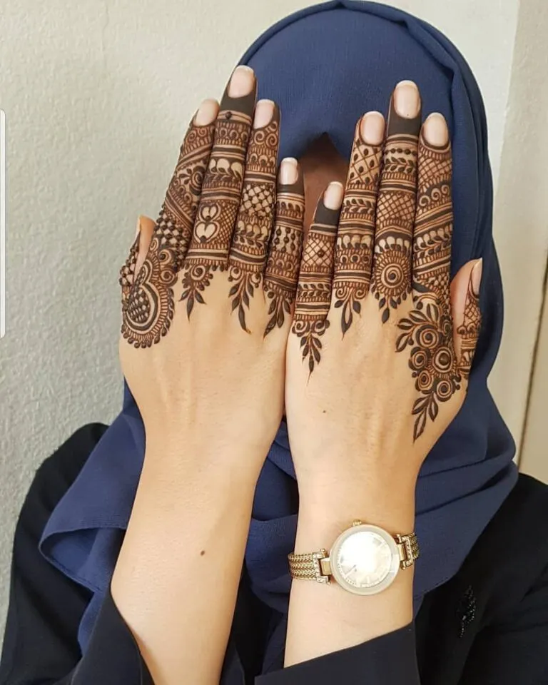 Photo of Elaborate Mehndi Design on Her Back Fingers