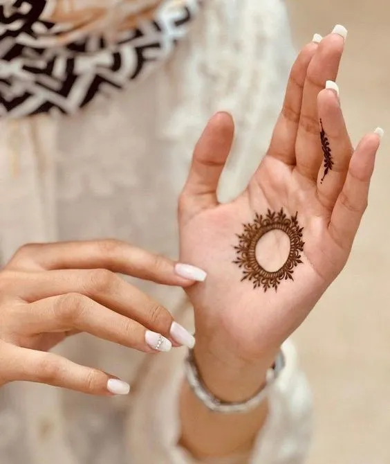 Minimal Aesthetic Mehndi Design photo of Minimal Aesthetic Mehndi Design