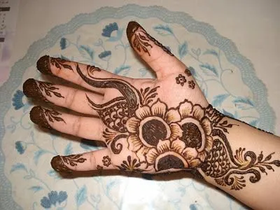 Simple Mehendi Design for Kids photo of Simple Mehendi Design for Kids