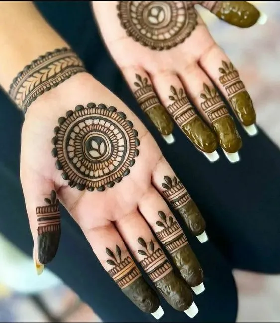 Simple Circle Mehendi Design photo of Simple Circle Mehendi Design