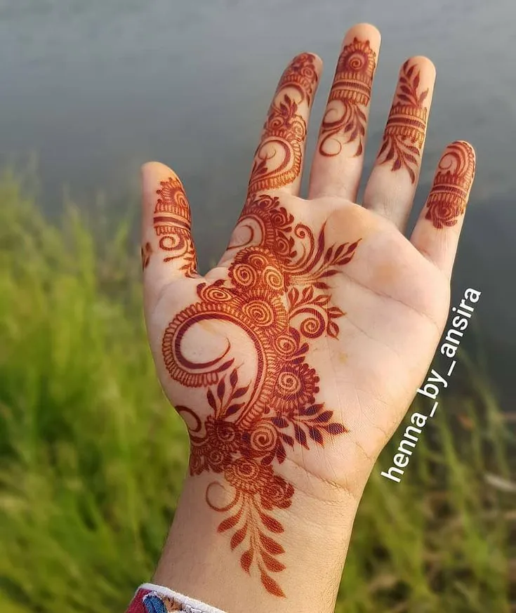 Simple Mehndi with Round Patterns photo of Simple Mehndi with Round Patterns