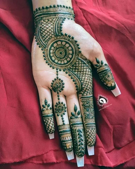 Contemporary Chain Henna Design photo of Contemporary Chain Henna Design