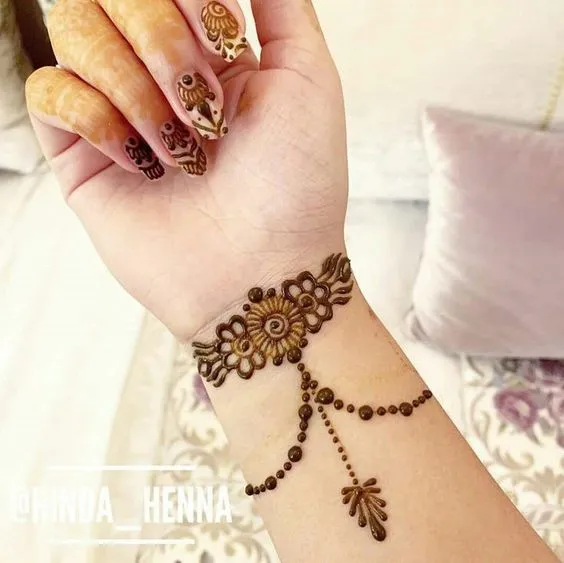 Minimalistic Front-Hand Bracelet Mehendi Design photo of Minimalistic Front-Hand Bracelet Mehendi Design