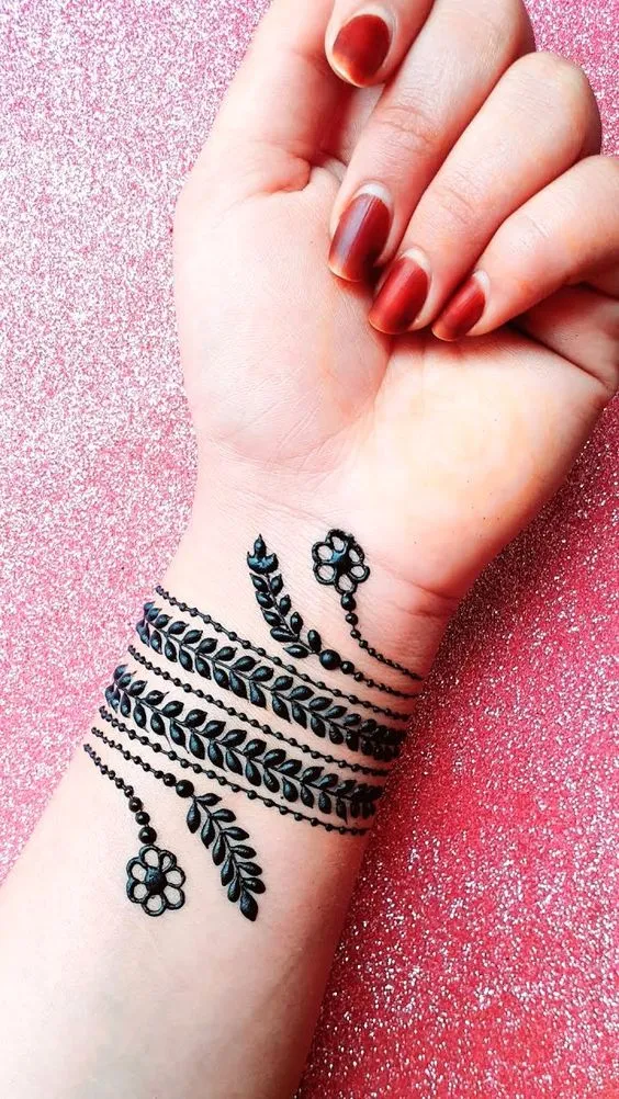 Simple and Unique Bracelet Mehendi Design photo of Simple and Unique Bracelet Mehendi Design