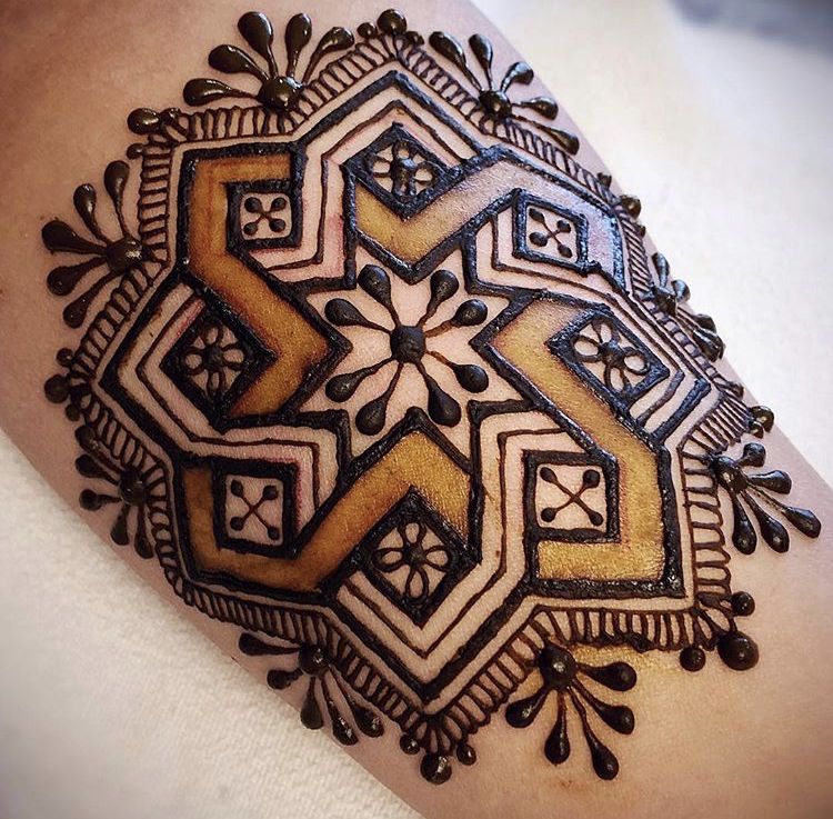 Geometric motif wrist mehendi design Photo of Geometric motif wrist mehendi design