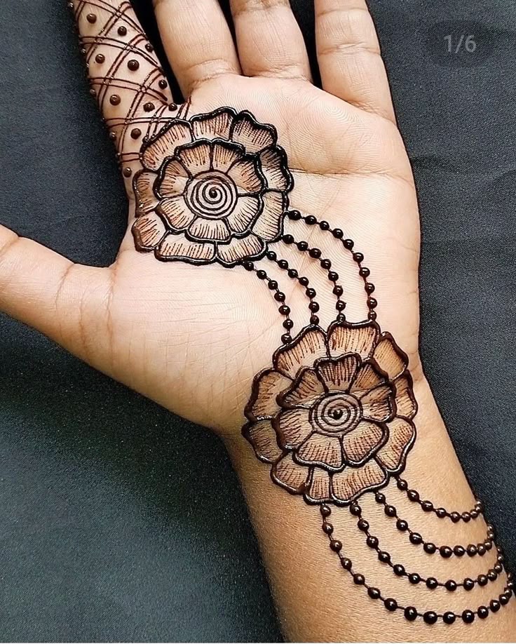 Bold Floral Chain Mehendi Design Photo of Bold Floral Chain Mehendi Design