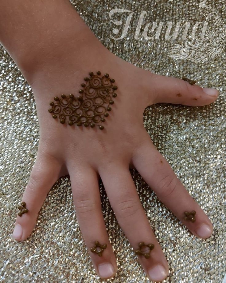 Simple heart mehendi design with spiral and dot Photo of Simple heart mehendi design with spiral and dot