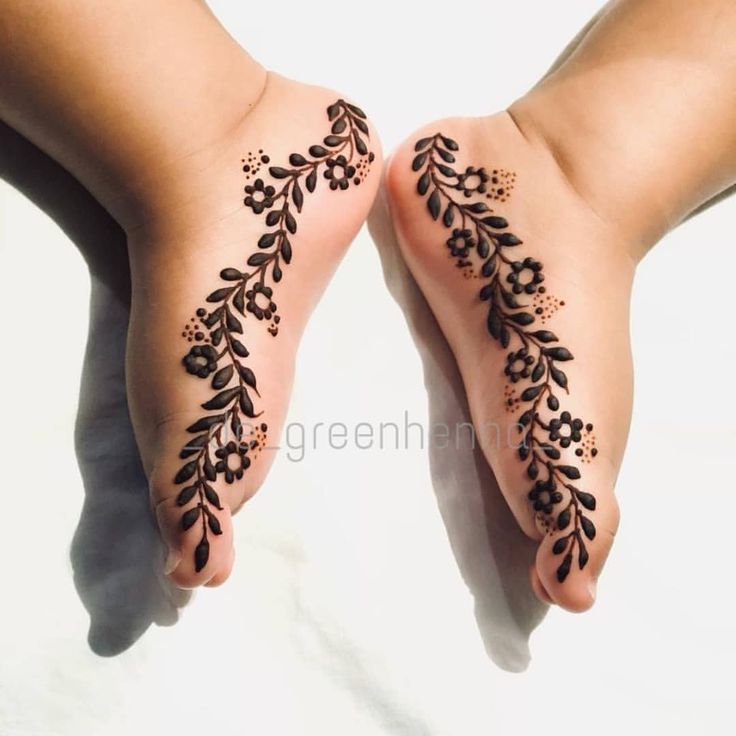 Symmetrical vine mehndi foot art Photo of Symmetrical vine mehndi foot art
